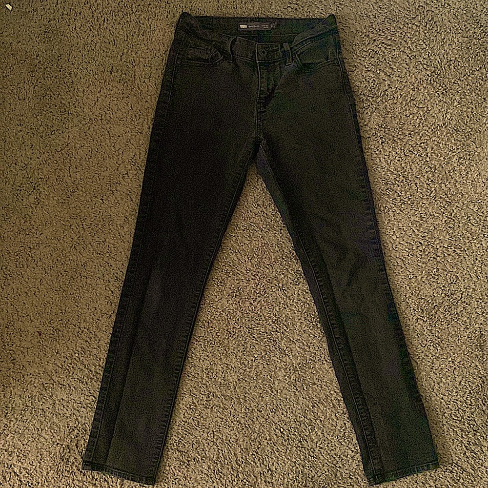 Black Demi-curve full black jeans with four pockets, classic rise and slim leg.